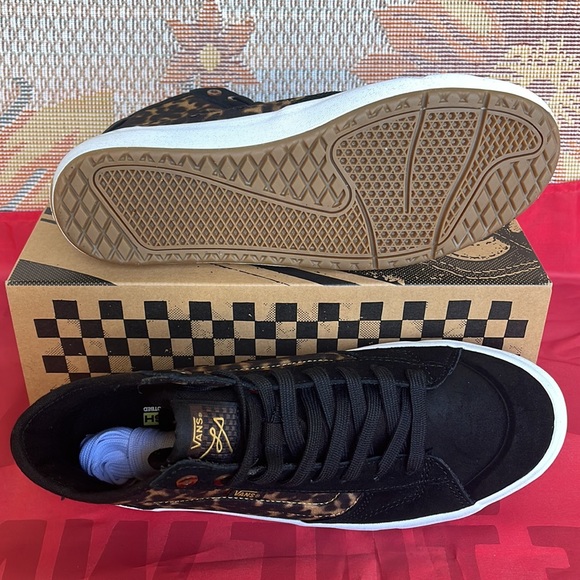 Vans WMNS The Lizzie
Tortoise Dark Brown/Black
VN0A4BX1YI5
Sneakers - Picture 4 of 16